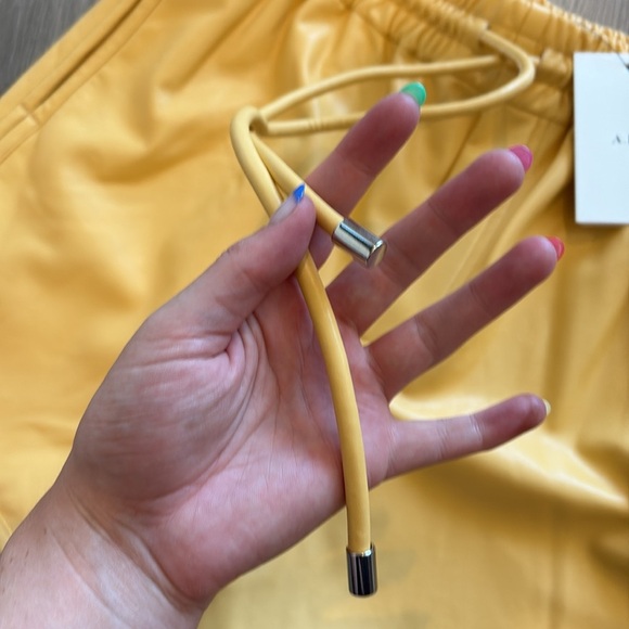 NWT ALC RYDER FAUX LEATHER SHORTS YELLOW Size Medium - Picture 3 of 12